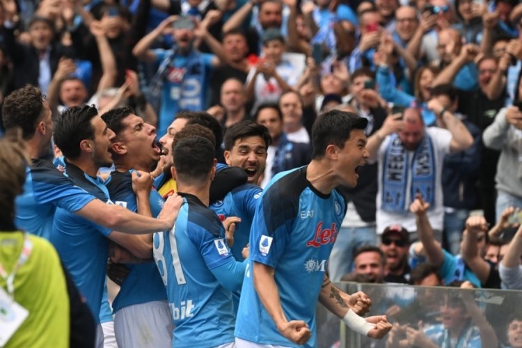 Napoli şampiyonluğu haftaya erteledi