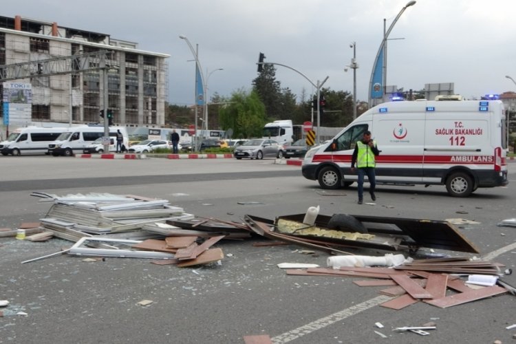Malatya'da iki kamyonet &ccedil;arpıştı