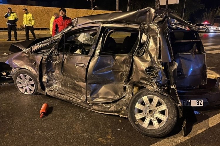 Mersin'de otob&uuml;s ile &ccedil;arpışan otomobilin s&uuml;r&uuml;c&uuml;s&uuml; yaşamını yitirdi