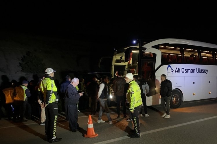 Sinop'ta yolcu otob&uuml;s&uuml; devrildi: 16 yaralı