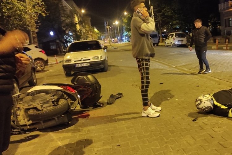 &Ccedil;anakkale'de otomobil &ccedil;arpmasıyla s&uuml;r&uuml;klenen motosiklet s&uuml;r&uuml;c&uuml;s&uuml;n&uuml;n hayatını kask kurtardı