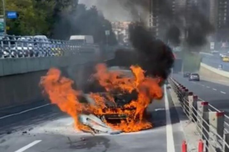 İstanbul'da seyir halinde olan ara&ccedil; alev aldı!