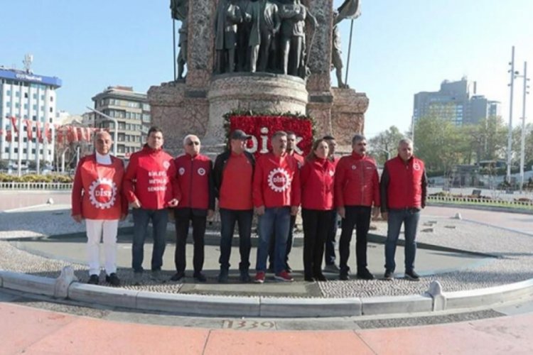 İstanbul'da DİSK &uuml;yeleri Taksim Cumhuriyet Anıtı'na &ccedil;elenk bıraktı