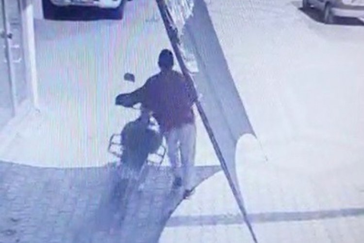 Konya'da &ccedil;alınmasın diye motosikleti kamera &ouml;n&uuml;ne bıraktı: 50 saniyede gitti!