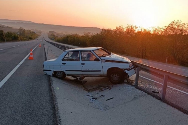 Tekirdağ'da direksiyon hakimiyetini kaybedip bariyere &ccedil;arptı: 4 yaralı