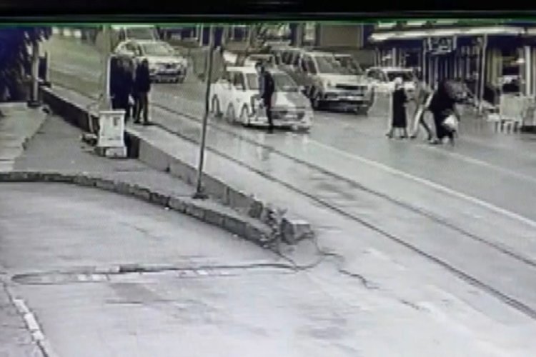 Bursa'da karayolundan karşıya ge&ccedil;en vatandaşın &ouml;l&uuml;mden d&ouml;nd&uuml;ğ&uuml; anlar kamerada