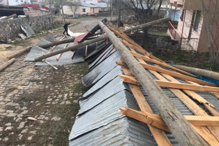 Ardahan'da kuvvetli r&uuml;zg&acirc;r &ccedil;atıları u&ccedil;urdu