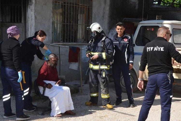 Antalya'da evde &ccedil;ıkan yangının ortasında kalan engelli adamı komşuları kurtardı