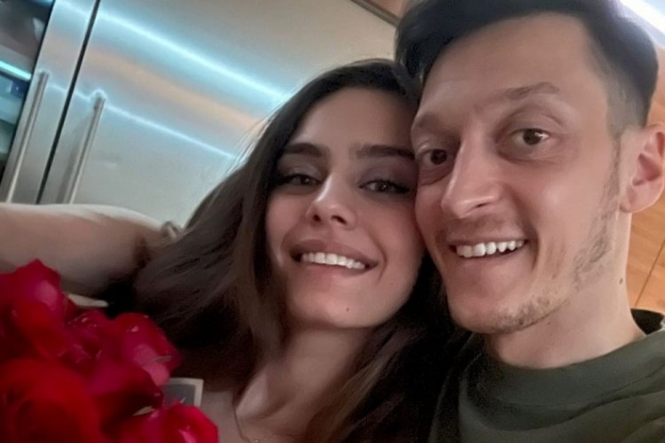 Mesut &Ouml;zil'den Amine G&uuml;lşe'ye &ouml;zel paylaşım
