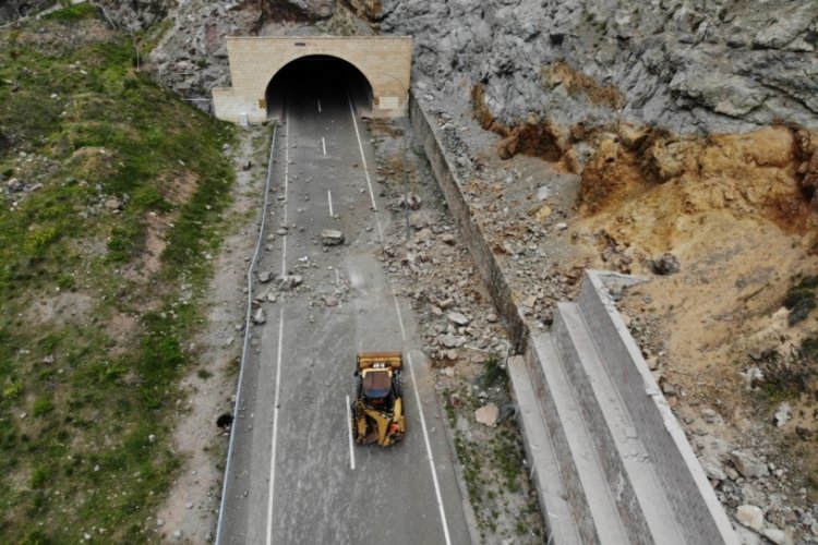 G&uuml;m&uuml;şhane'de meydana gelen heyelanda dev kayalar karayolunu ulaşıma kapattı!