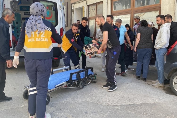K&uuml;tahya'da Hayriye &Ouml;zt&uuml;rk evinin camlarını silerken 3'&uuml;nc&uuml; kattan d&uuml;şt&uuml;