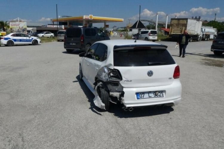 Antalya'da kaza, kaldırıma &ccedil;arparak durdu: 1 yaralı