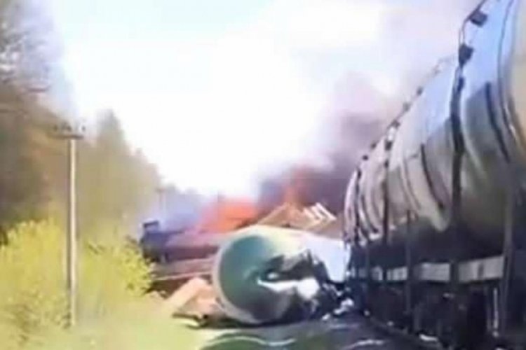 Rusya sınırında patlama meydana geldi! Tren raydan &ccedil;ıktı