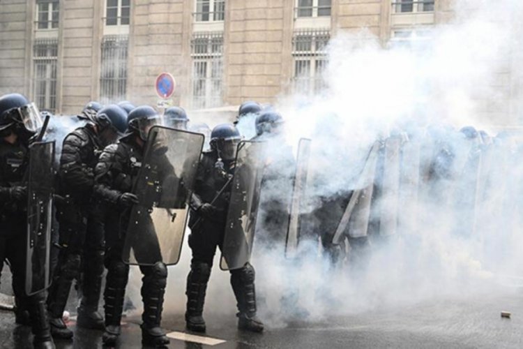 Paris'te 1 Mayıs'ta emeklilik reformu karşıtı g&ouml;sterilerde arbede