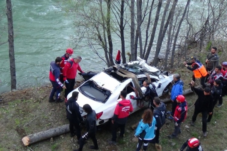 Tunceli'de Munzur &Ccedil;ayı'na d&uuml;şen otomobil &ccedil;ıkartıldı, 3 gen&ccedil; aranıyor
