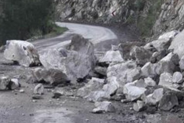 Osmaniye'de heyelan: K&ouml;y yollarına ulaşım kapandı