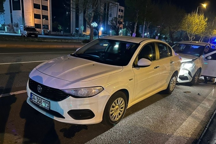 Kayseri'de polisin 'dur' ihtarına uymayan ehliyetsiz s&uuml;r&uuml;c&uuml; kazaya karıştı