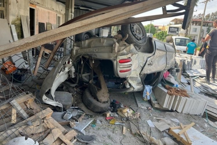 Muğla Fethiye'de otomobil mermer d&uuml;kkanına daldı