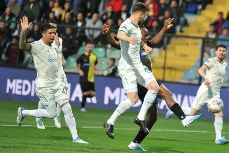 İstanbulspor &uuml;&ccedil; puanı kaptı