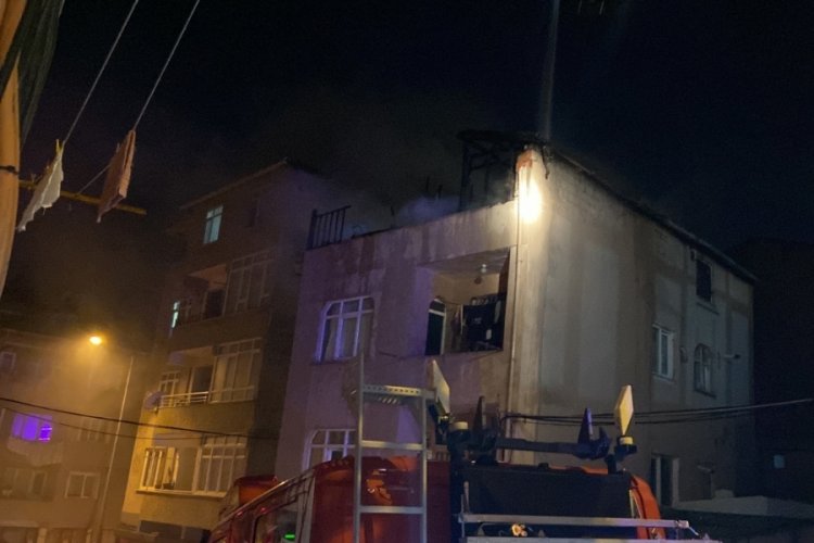 İstanbul'da 3 katlı binanın &ccedil;atısı alev topuna d&ouml;nd&uuml;