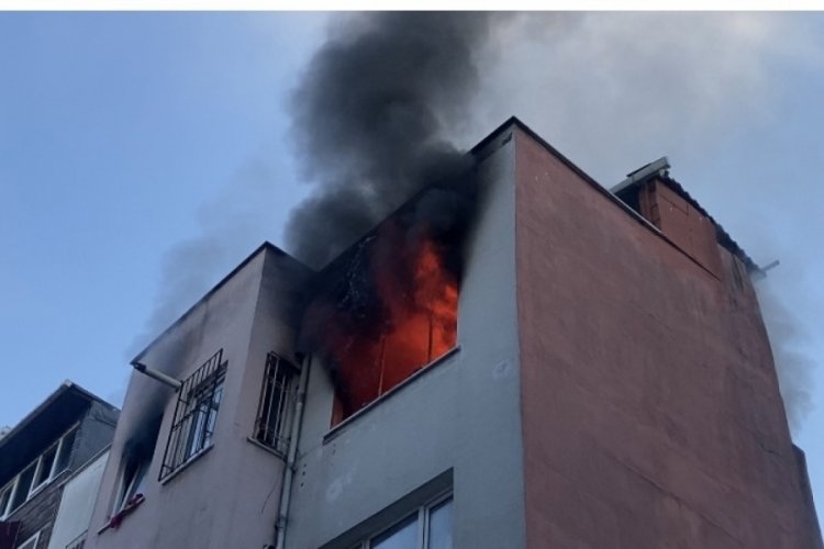 İstanbul'da korkun&ccedil; yangın! 4 katlı binanın &ccedil;atı katı alev alev yandı