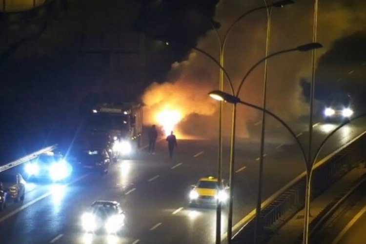 İstanbul'da seyir halindeki ara&ccedil; alev alev yandı!