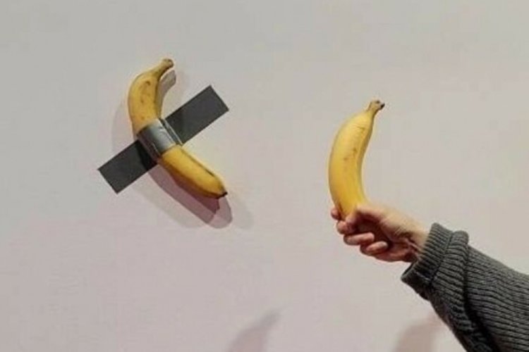 G&uuml;ney Kore'de sanat eseri olarak sergilenen muzu yedi! Kabuğunu geri koydu