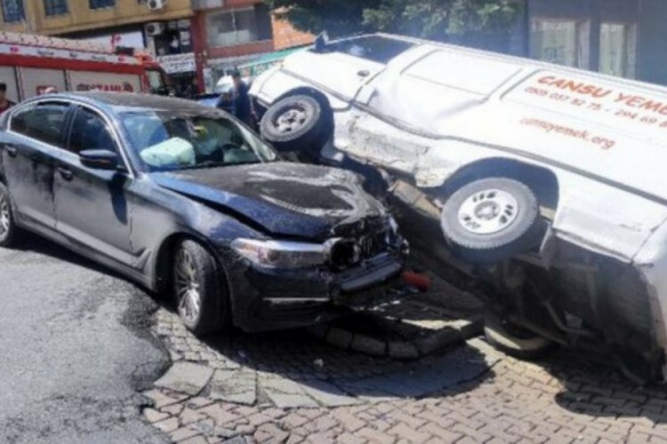 İstanbul'da kaldırımdaki kadına &ccedil;arptı: Ara&ccedil;ların arasına sıkıştı!