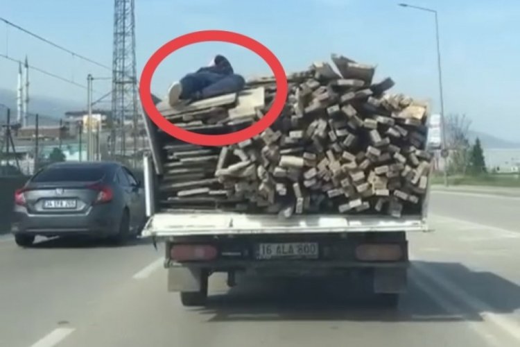 Bursa'da kendi canını hi&ccedil;e saydı, odunların &uuml;st&uuml;ne uzanarak b&ouml;yle gitti