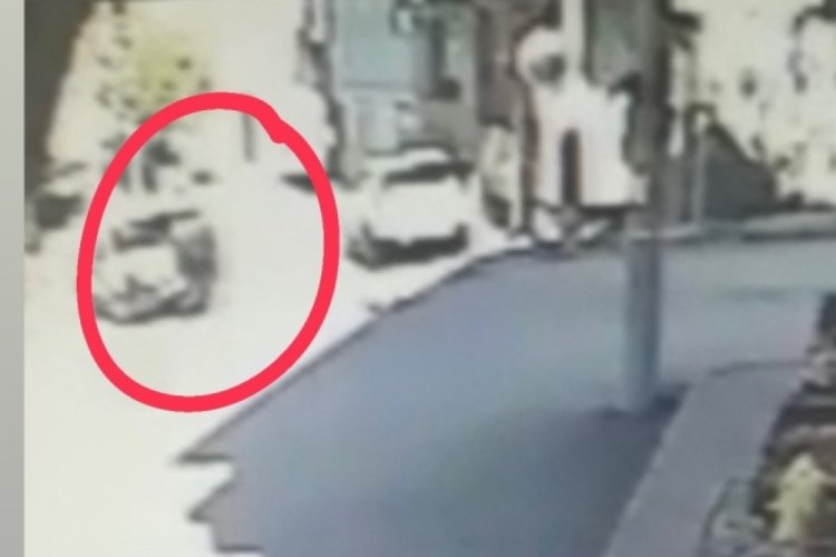 Bursa'da bir anlık dalgınlıkla &ccedil;arptığı motosikletli metrelerce savruldu!
