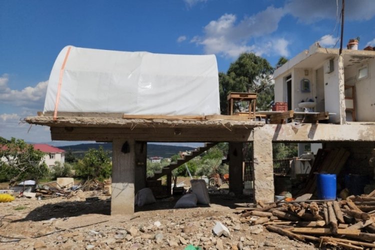 Yılandan korkup çadırını yapının üstüne kurdu - Güncel Haberler