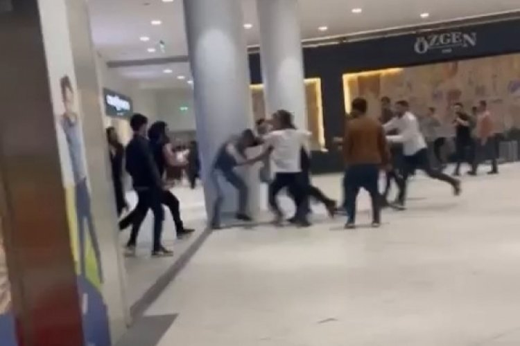 Bursa'da alışveriş merkezinde iki grup birbirine saldırdı