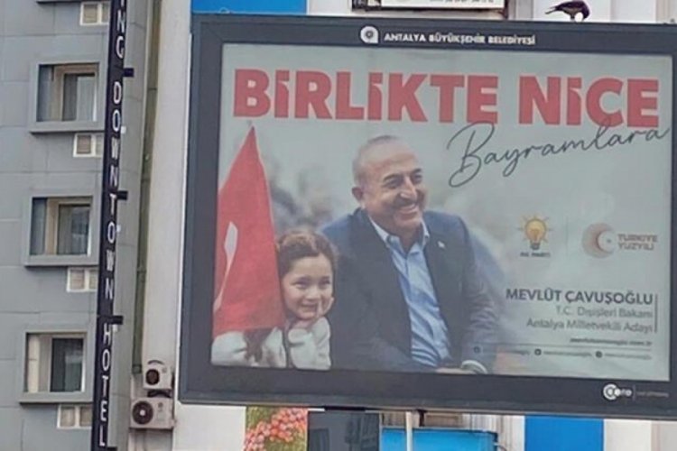 &Ccedil;avuşoğlu'nun bayraklı afişleri kaldırıldı