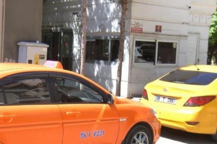Engelli durak &ccedil;alışanını 'taksi yok' diye darp etti!