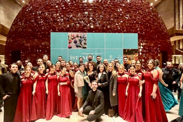 Bursa Nil&uuml;fer &Ccedil;oksesli Korosu d&uuml;nyaca &uuml;nl&uuml; korolarla aynı sahnede