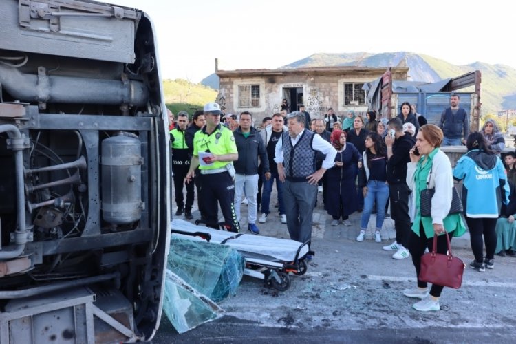Kayseri'de tır, iş&ccedil;i servisine &ccedil;arptı: 33 yaralı