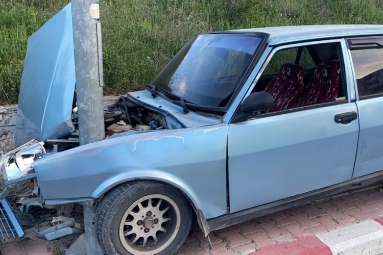 Burdur'da yayaya &ccedil;arpmamak i&ccedil;in trafik lambası direğine &ccedil;arpan ara&ccedil; hurdaya d&ouml;nd&uuml;