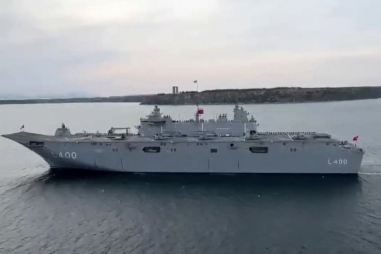 'TCG Anadolu' &Ccedil;anakkale'de Şehitler Abidesi'ni selamladı
