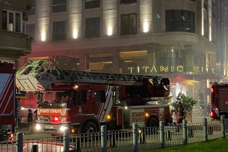 İstanbul'da 5 katlı metruk binanın &ccedil;atısı alev alev yandı