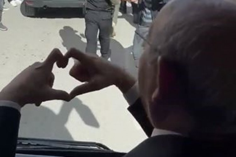 Van'da Kılı&ccedil;daroğlu'nun se&ccedil;im otob&uuml;s&uuml;nde ilgin&ccedil; anlar