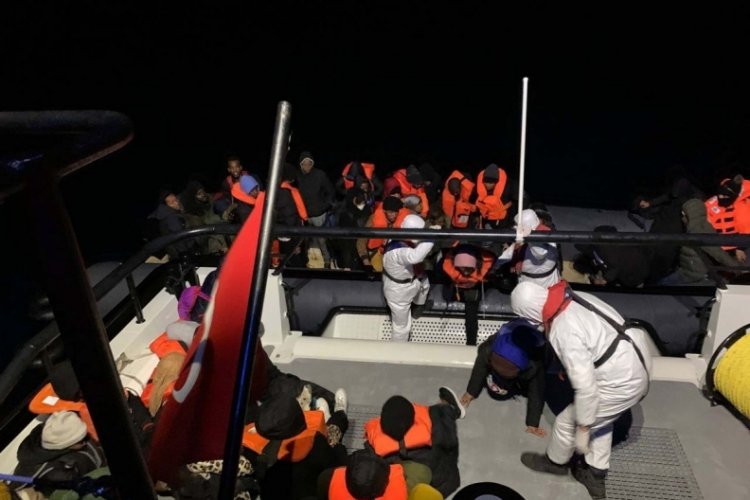 &Ccedil;anakkale'de yurt dışına &ccedil;ıkmak isteyen 50 ka&ccedil;ak g&ouml;&ccedil;men yakalandı