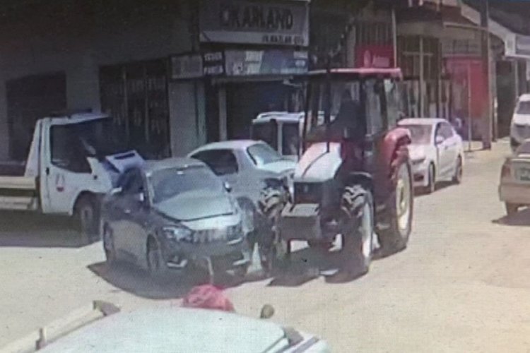 Tekirdağ'da trakt&ouml;rle otomobilin &ccedil;arpıştığı yaralamalı kaza kamerada
