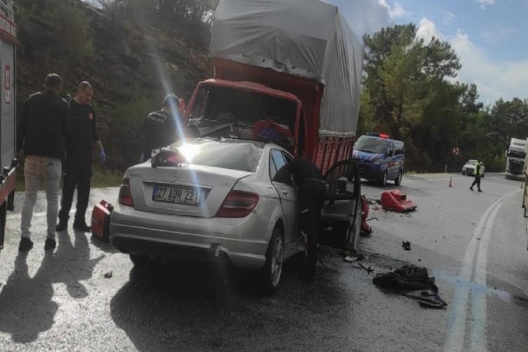 Antalya'da kamyonet ile otomobil &ccedil;arpıştı: Yaralılar var