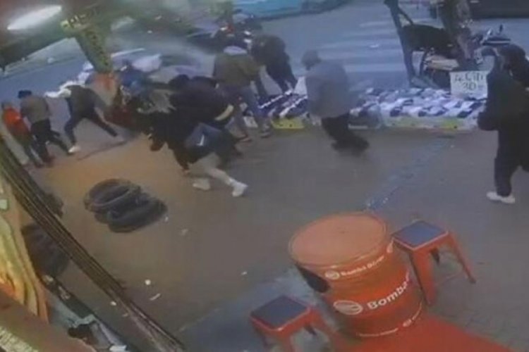 İstanbul'da otomobil hakimiyetini kaybederek yayaların arasına girdi: 3 yaralı!