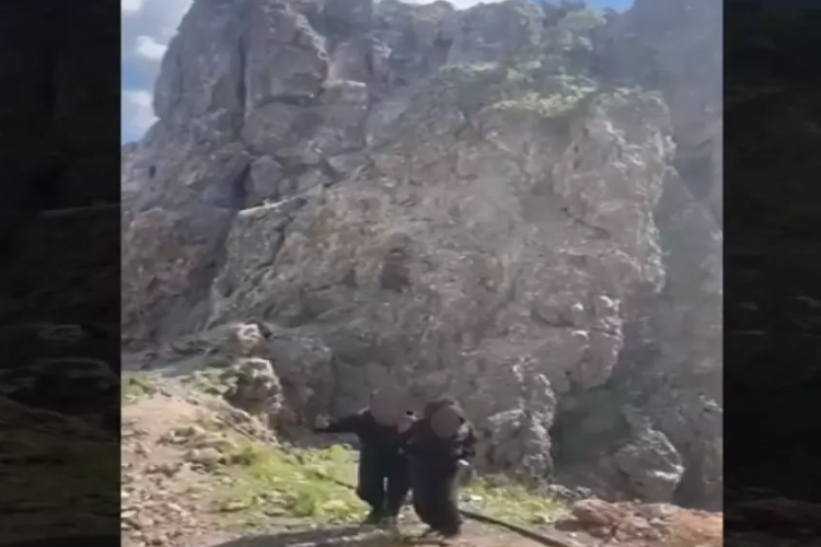 Milli Savunma Bakanlığı 2 PKK'lı ter&ouml;ristin teslim olduğu g&ouml;r&uuml;nt&uuml;leri paylaştı