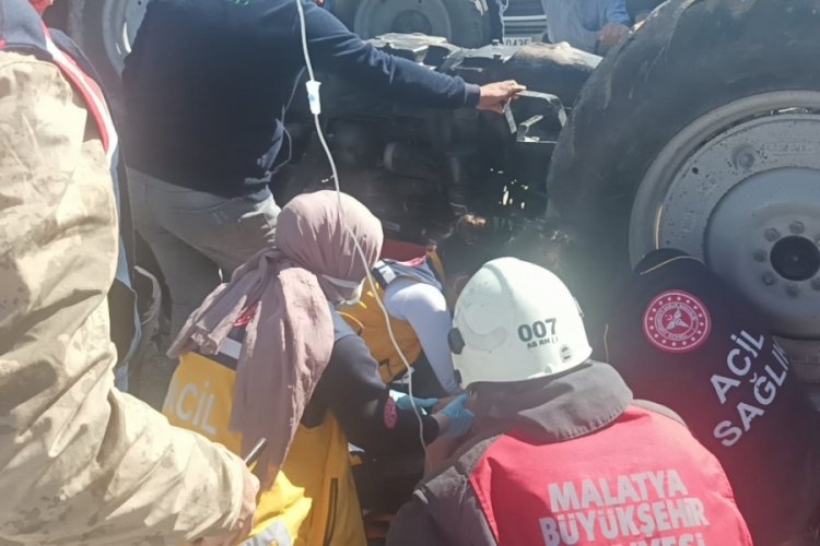 Malatya'da trakt&ouml;r devrildi! S&uuml;r&uuml;c&uuml; altında kaldı