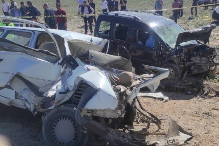 Konya'da 2 aracın &ccedil;arpıştığı kazada 5 kişi hayatını kaybetti
