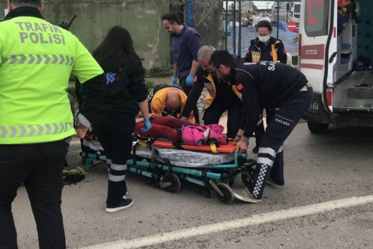 Edirne'de k&ouml;peklerin saldırdığı motosikletli otomobille &ccedil;arpıştı