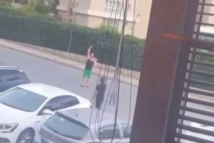 İstanbul'da pompalı t&uuml;fekli kişiye m&uuml;dahale ederken silah patladı