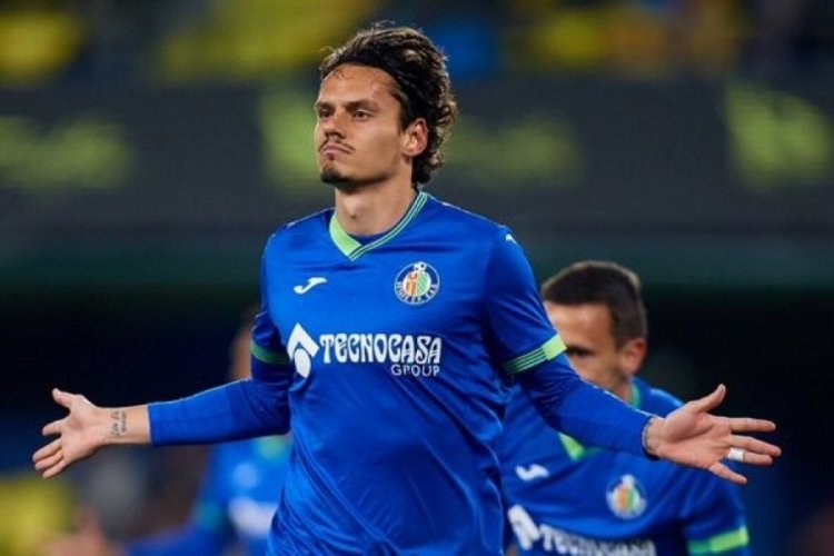 Enes &Uuml;nal tarihe ge&ccedil;ti!